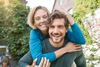 Vrouw omhelst man en lachen beide